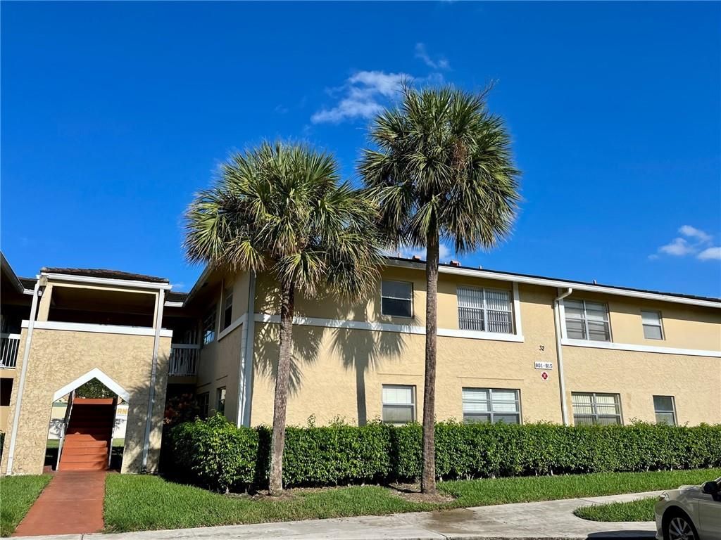 Photo of 813 TWIN LAKES DR Dr #32-E, Coral Springs, FL 33071 (MLS # F10345925)