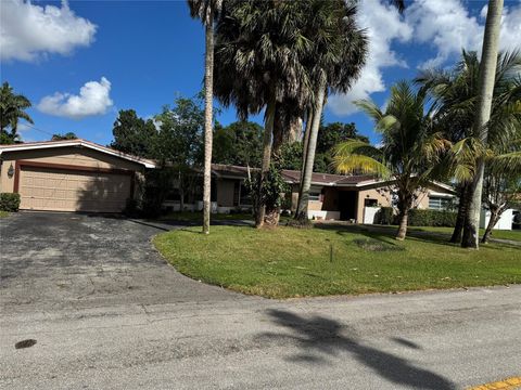 Photo of 936 W Tropical Way, Plantation, FL 33317 (MLS # F10533518)