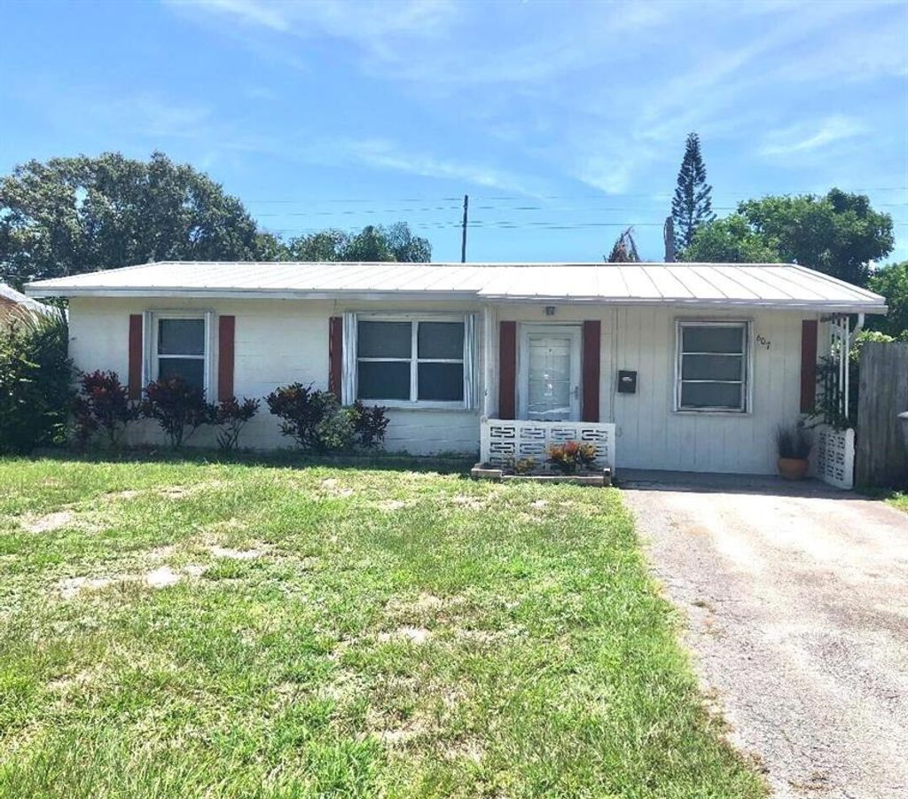 Photo of 607 Wisteria Avenue, Fort Pierce, FL 34982 (MLS # R10829318)