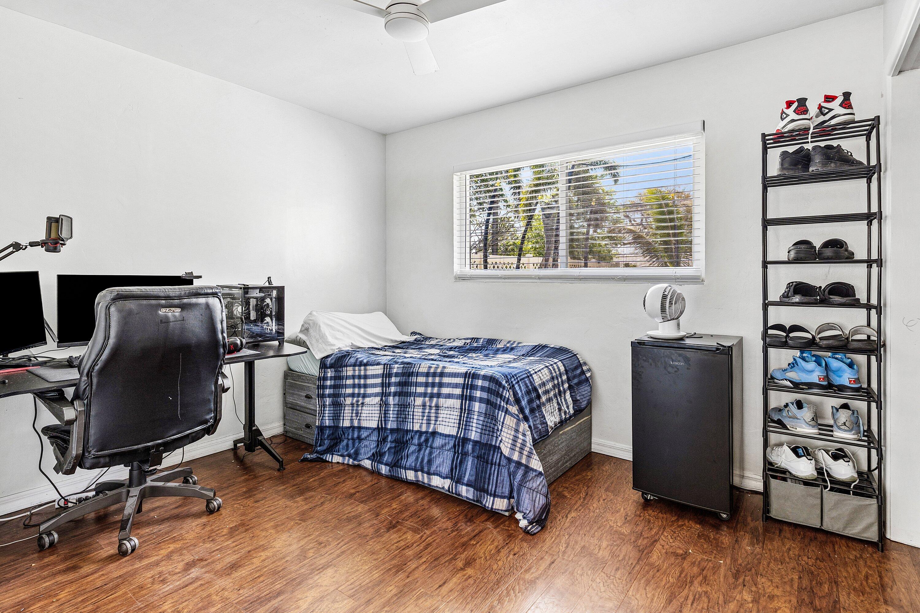 LAKE OSBORNE ESTATES 4 - Residential