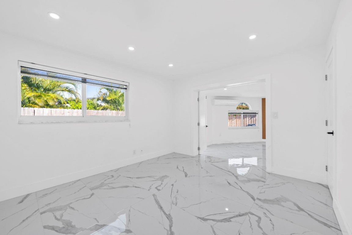 IMPERIAL POINT 1 SEC - Residential