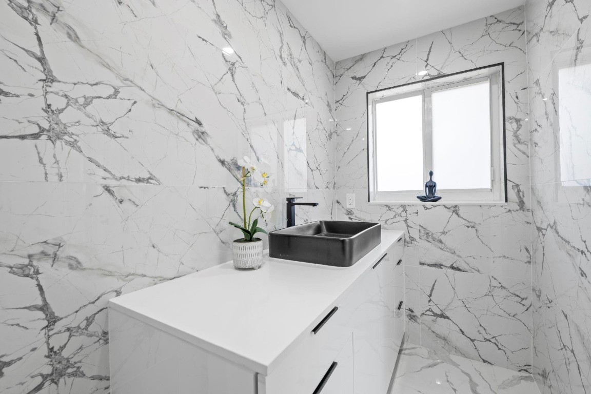 IMPERIAL POINT 1 SEC - Residential