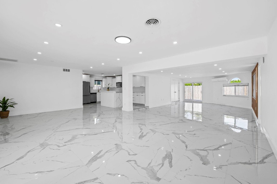 IMPERIAL POINT 1 SEC - Residential