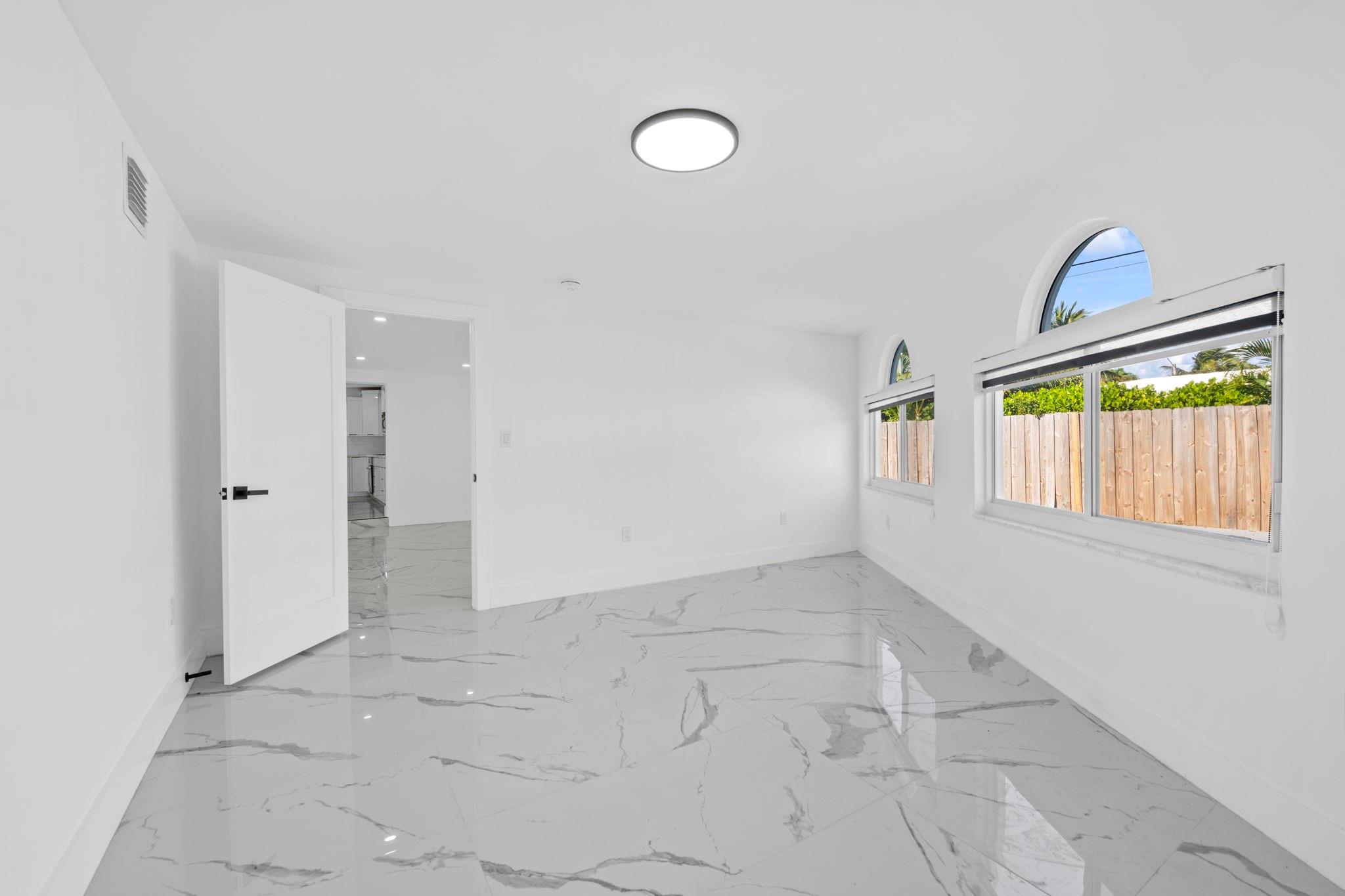 IMPERIAL POINT 1 SEC - Residential