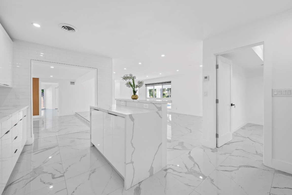 IMPERIAL POINT 1 SEC - Residential