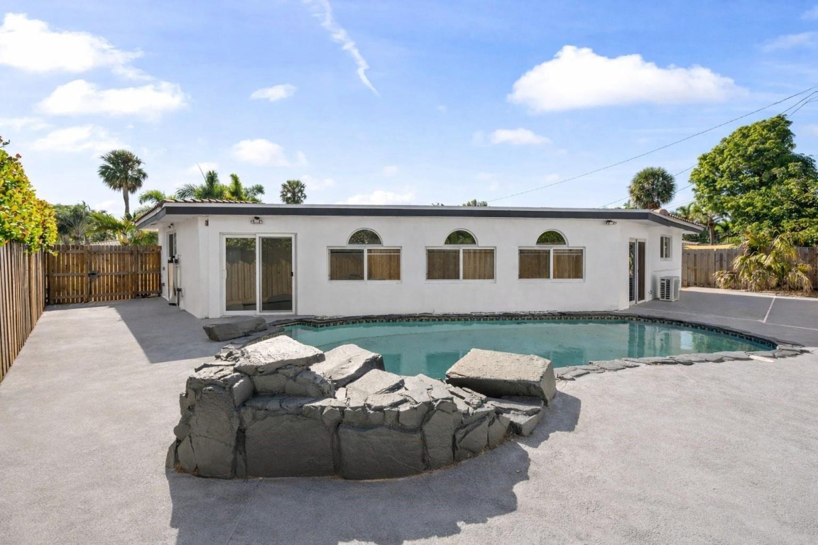 IMPERIAL POINT 1 SEC - Residential