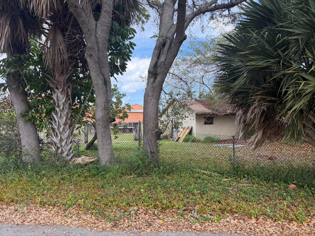 Photo of 1625 Glen Road, Glen Ridge, FL 33406 (MLS # B26006530)