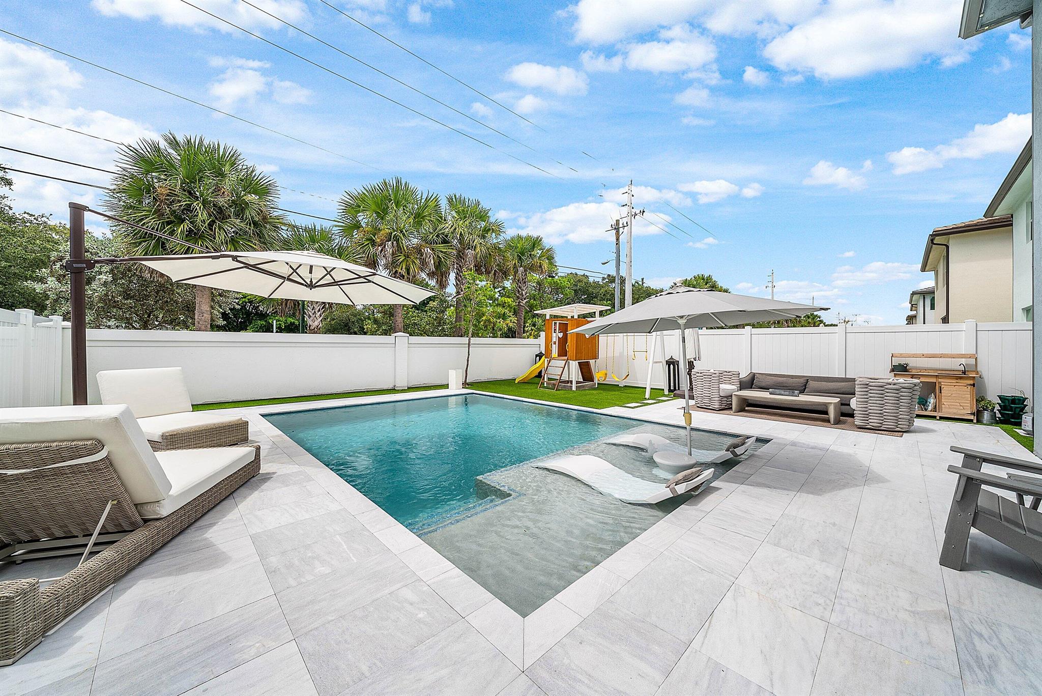 BANYAN COURT - Residential