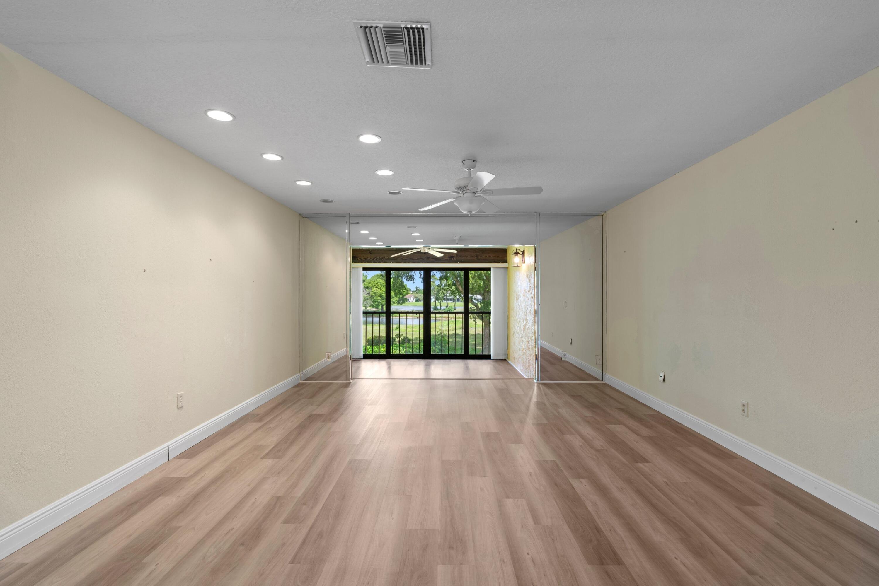 9286 VISTA DEL LAGO F