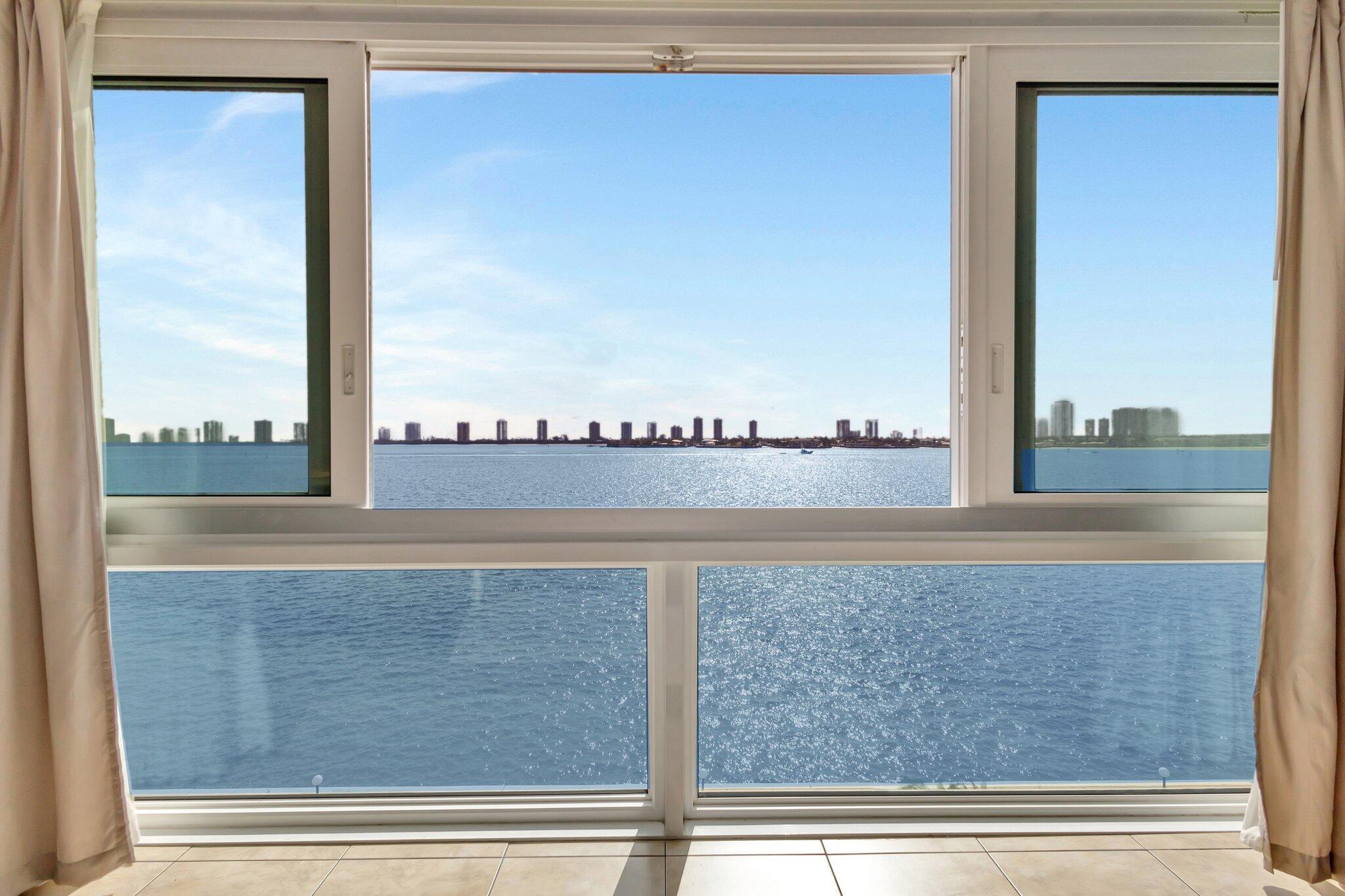 LAKE HARBOUR TOWERS - Residential