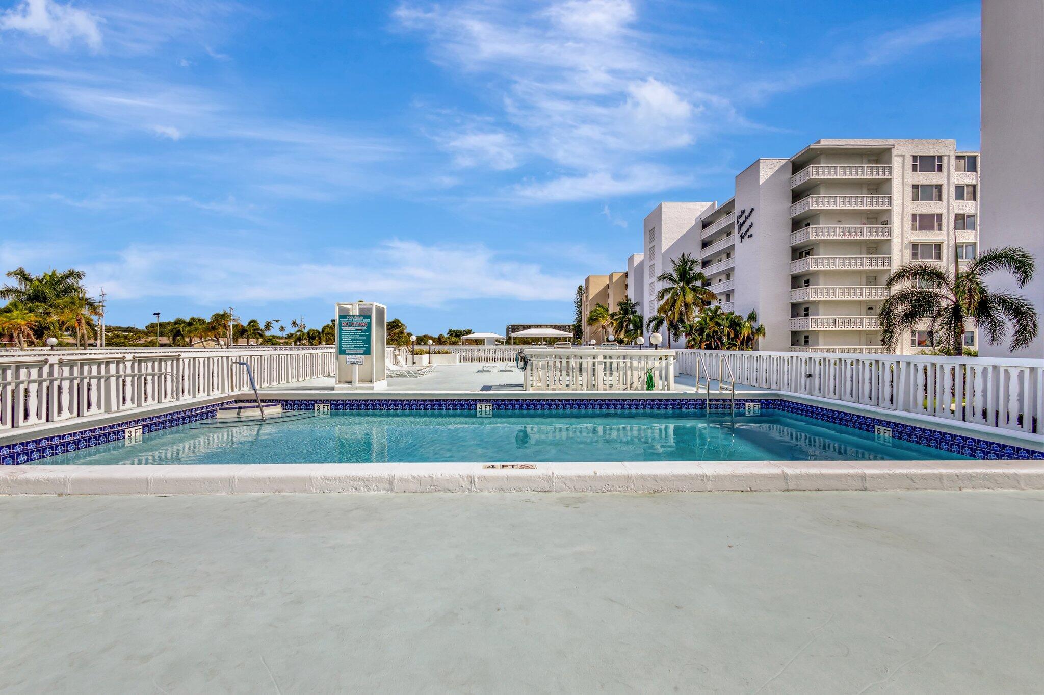 LAKE HARBOUR TOWERS - Residential