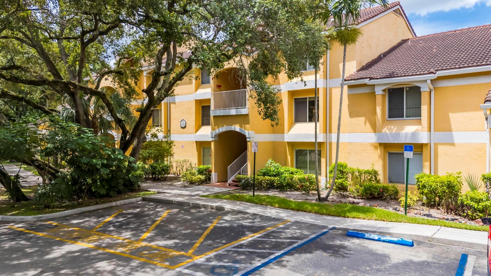 Very spacious 1bd/1ba unit located on 1st floor! Wood floors throughout. Stainless steel appliances. Washer and dryer in unit. Gated community, has pool, fitness center and tennis. Close to the beach, shopping and highways. MIN 600 CREDIT SCORE REQUIRED. Monthly income must be over $4000. First, last & security is required to move in. No pets, no exceptions. Water/Sewer & trash is included in rent.