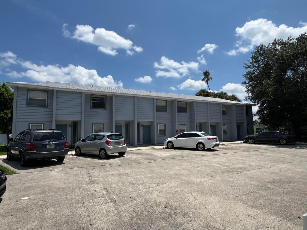 Photo of 622 S 11th Street, Fort Pierce, FL 34950 (MLS # B26034872)