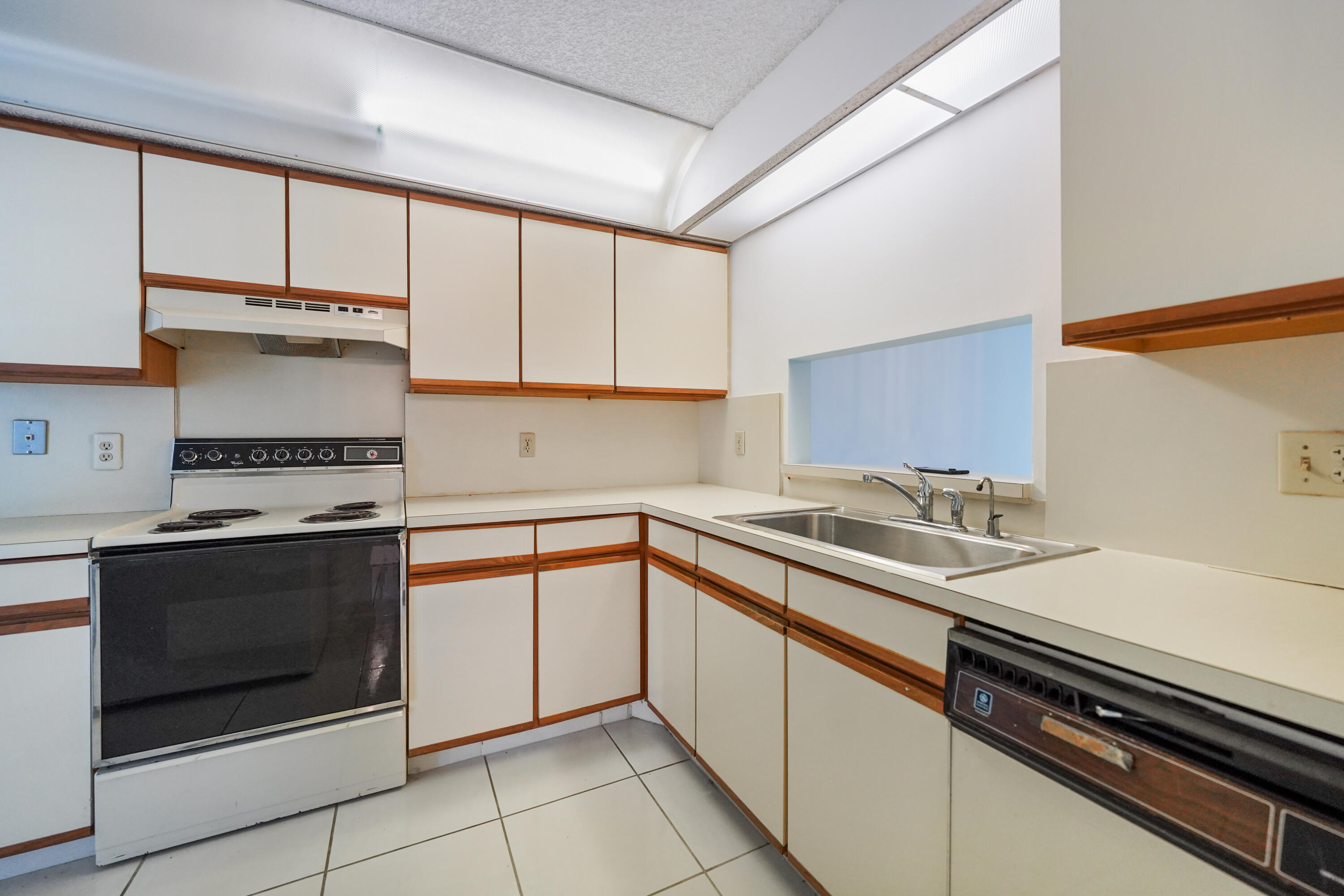 LAKESIDE CONDO 6 OF BANYAN SPRINGS - Residential Lease