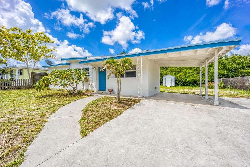 Photo of 8792 SE Parkway Drive, Hobe Sound, FL 33455 (MLS # R10894355)