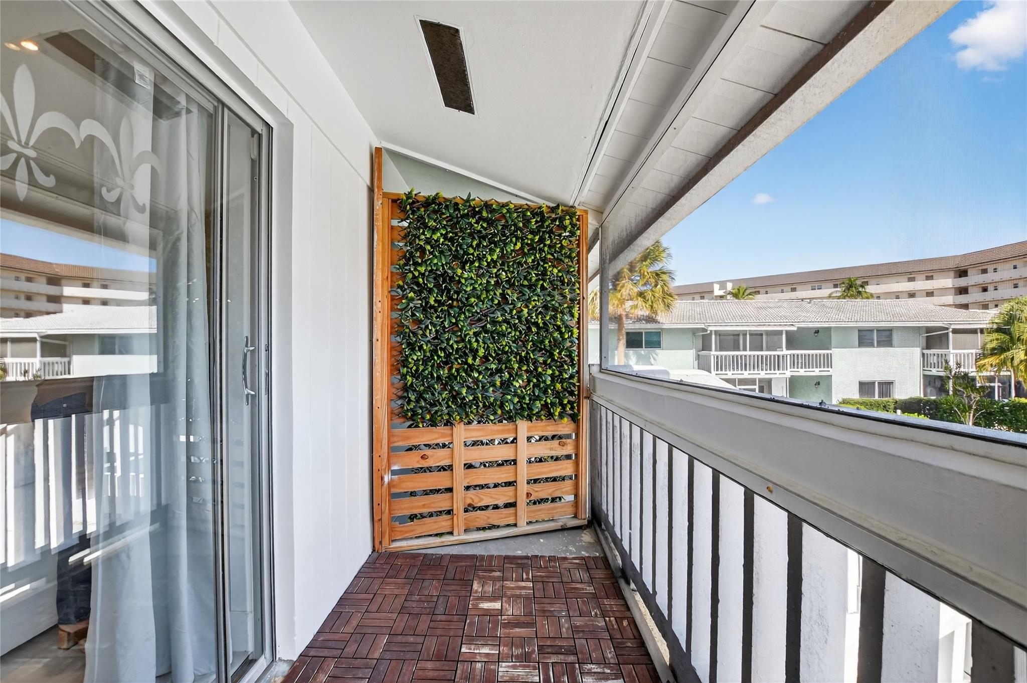 RIVER HOUSE GARDENS CONDO - Residential