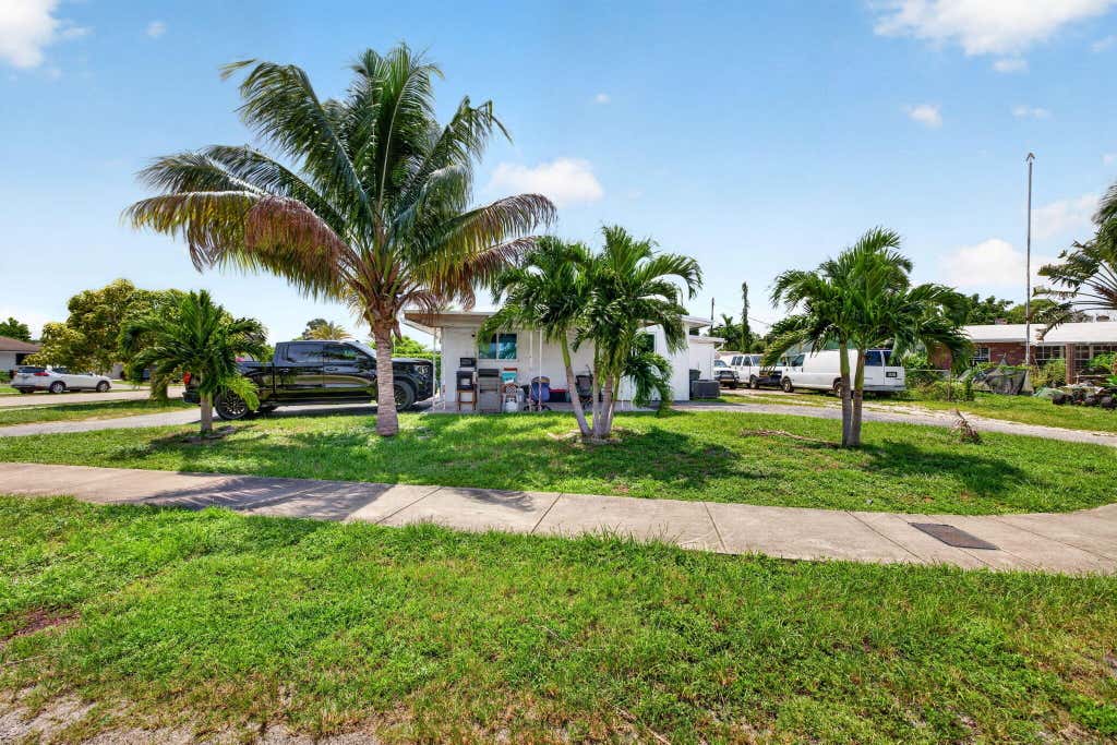 Photo of 1501 NW 41ST Street, Oakland Park, FL 33309 (MLS # B26064445)