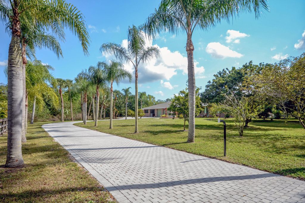 Photo of 10534 Dogwood Trail, Jupiter, FL 33478 (MLS # R11093054)