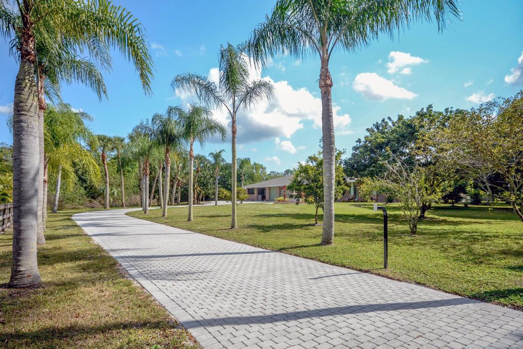 Photo of 10534 Dogwood Trail, Jupiter, FL 33478 (MLS # R11093054)