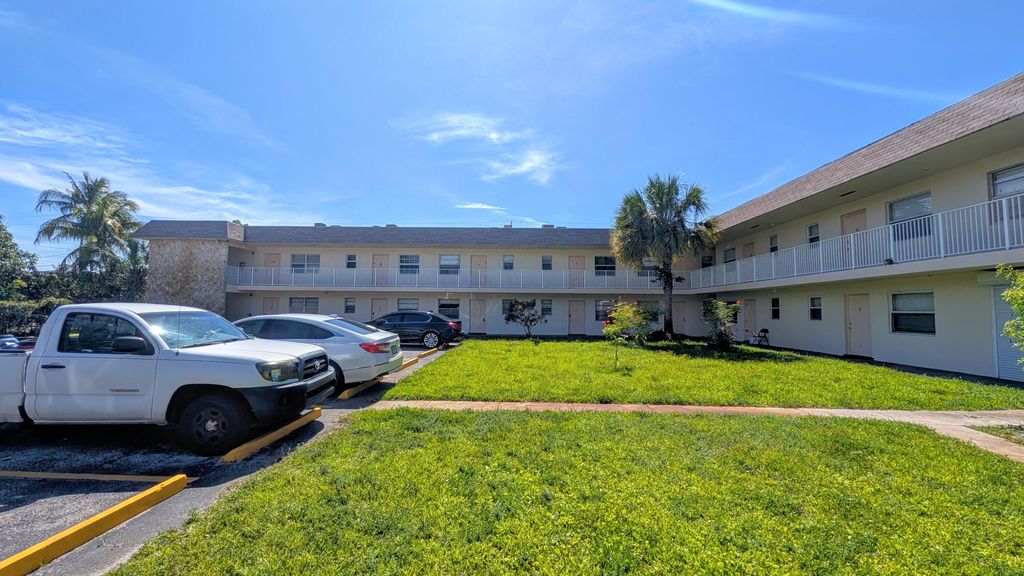 Photo of 2301 SE 4th Street #15, Boynton Beach, FL 33435 (MLS # B26025264)
