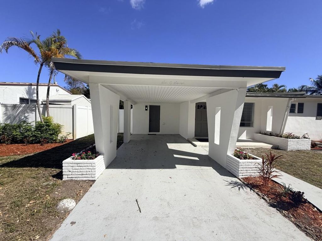 Photo of 607 N Golf Drive, Hollywood, FL 33021 (MLS # F10551937)