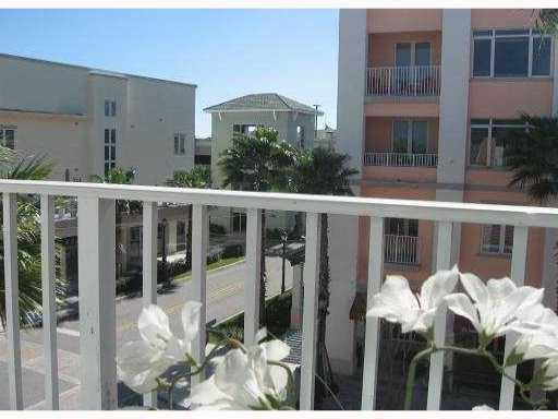 Enjoy all that Abacoa has to offer! Restaurants, shops, mini-golf, baseball, free concerts, events such as Artis Gras and antique car shows every month. Walk to FAU, Scripps, Max Planck. Short drives to beaches, I-95, FL Tpke, and PGA Blvd's shopping and dining.