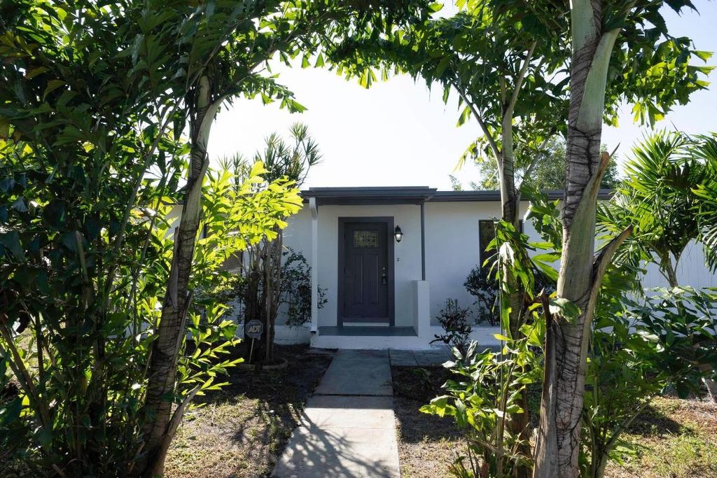 Photo of 924 NW 11th Court, Fort Lauderdale, FL 33311 (MLS # R11152332)