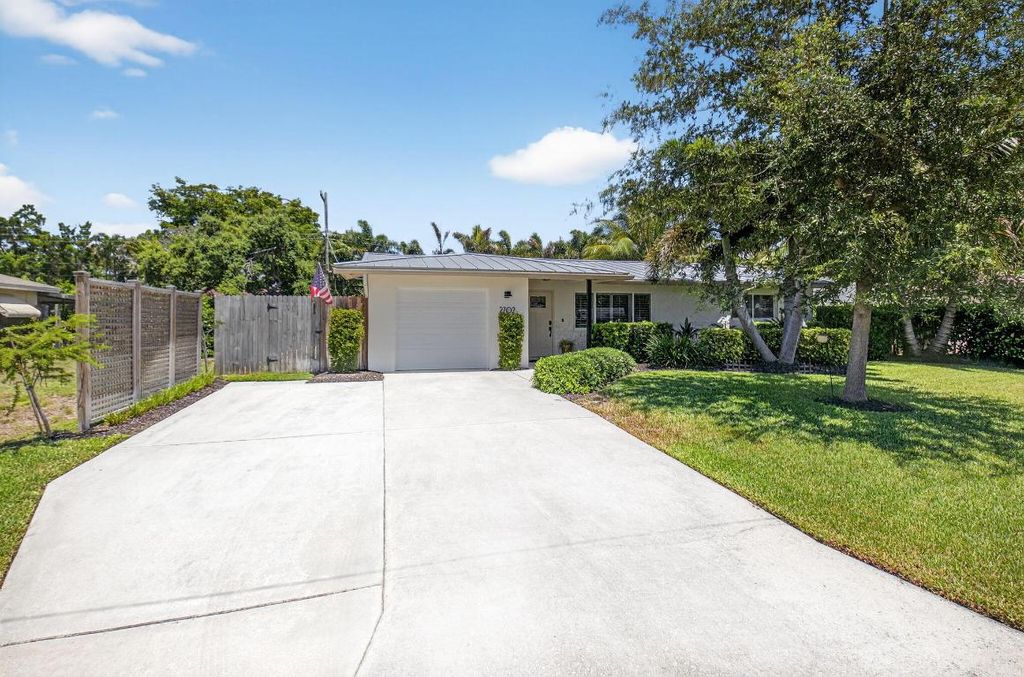 Photo of 2702 SW 6th Street, Boynton Beach, FL 33435 (MLS # R11100786)