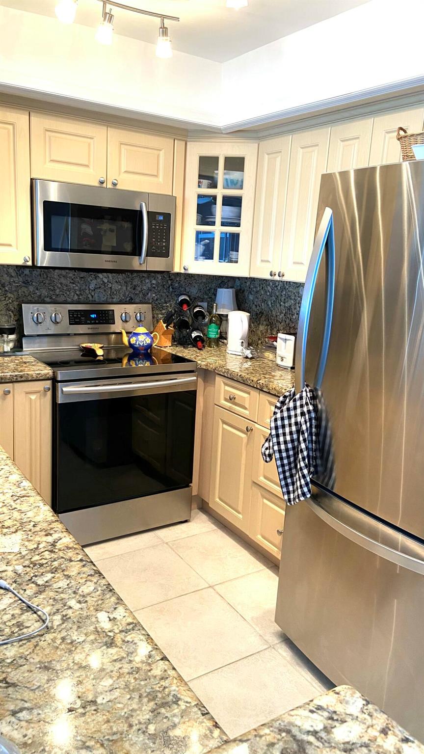 MARINA HARBOUR CONDO - Residential Lease