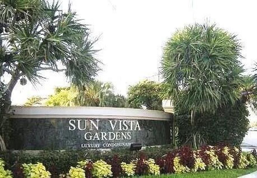 NICE 2 BEDROOM / 1 BATH UNIT ON THIRD FLOOR WITH LAKE VIEW. WASHER/DRYER IN UNIT, SPLIT BEDROOM PLAN, BREAKFAST NOOK, TILE FLOORS IN KITCHEN AND BATH AND LAMINATE IN LIVING AND BEDROOMS. GATED COMMUNITY FEATURING A SPACIOUS CLUBHOUSE WITH POOL AND FITNESS CENTER. NO HOA APPROVAL NEED IT.
600 cr. score required. Move in cost is 1st month and 2 security deposits. Equal housing opportunity is welcome.