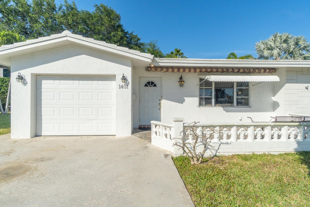 Photo of 1401 SW 17th Avenue, Boynton Beach, FL 33426 (MLS # R11128101)