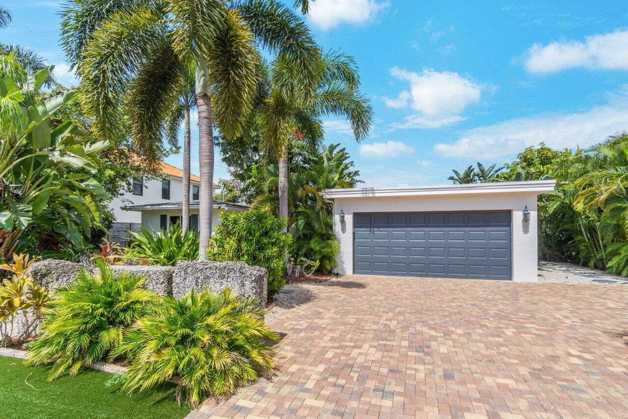 Excellent investment opportunity in Chapel Hill minutes from both downtown Delray and Boynton Beach and easy access to beaches. Located in a very child and pet friendly neighborhood this home offers the best of Florida living with an expansive backyard including an oversized screened porch, new pool equipped with heater/chiller and new deck area as well as a Tiki hut with large artificial grass yard.