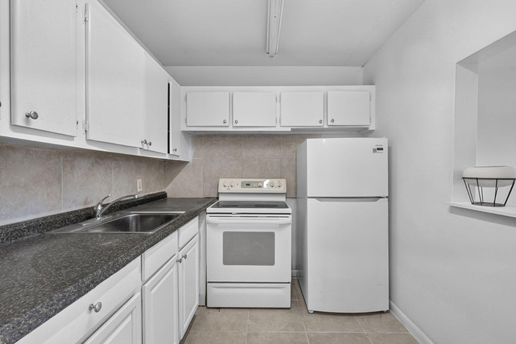 Photo of 210 Canterbury J #1, West Palm Beach, FL 33417 (MLS # B26071737)