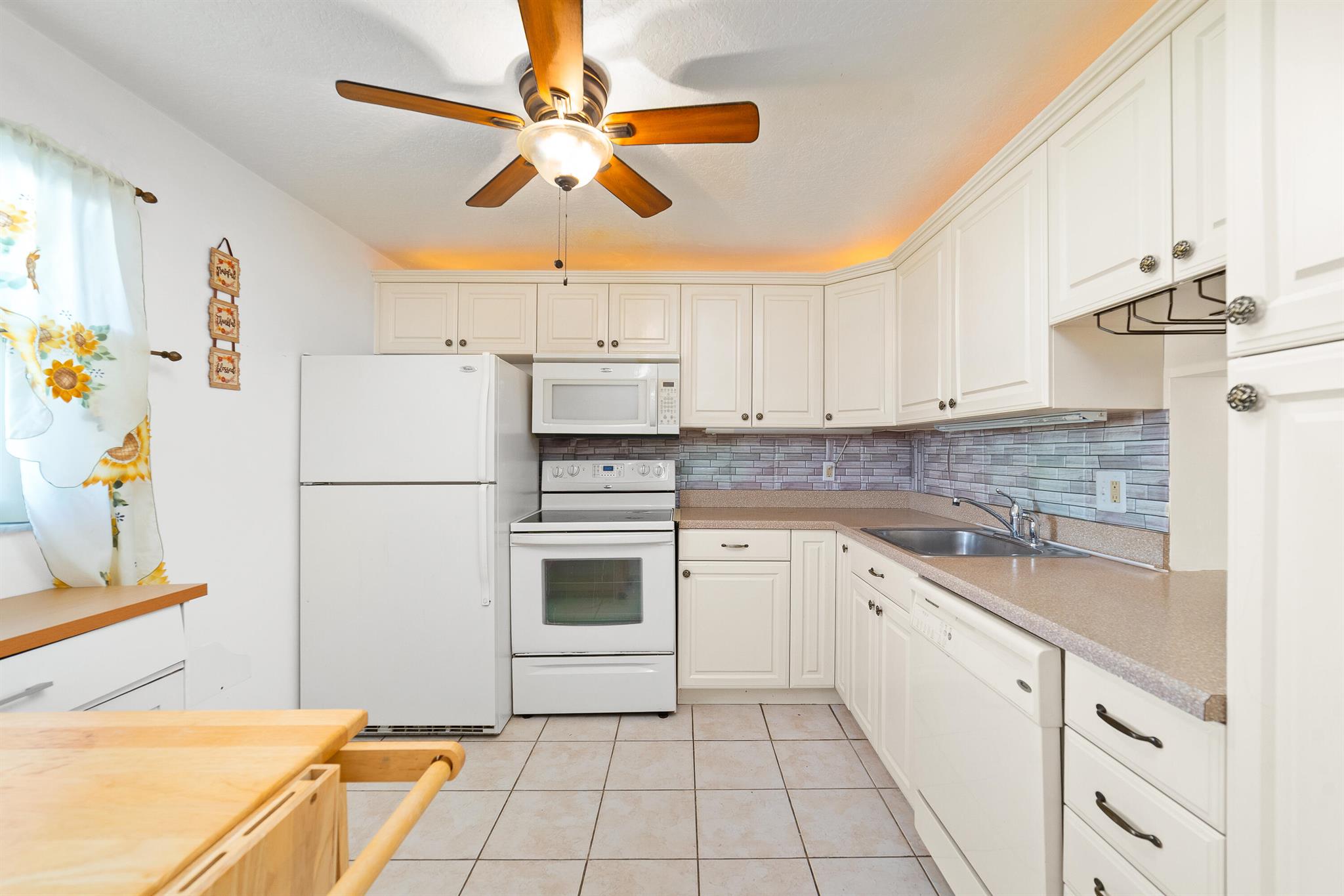 VILLAGE ROYALE ON THE GRE - Residential Lease