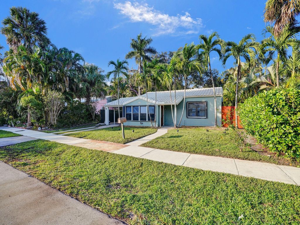 Photo of 917 SW 18th Court, Fort Lauderdale, FL 33315 (MLS # F10418696)