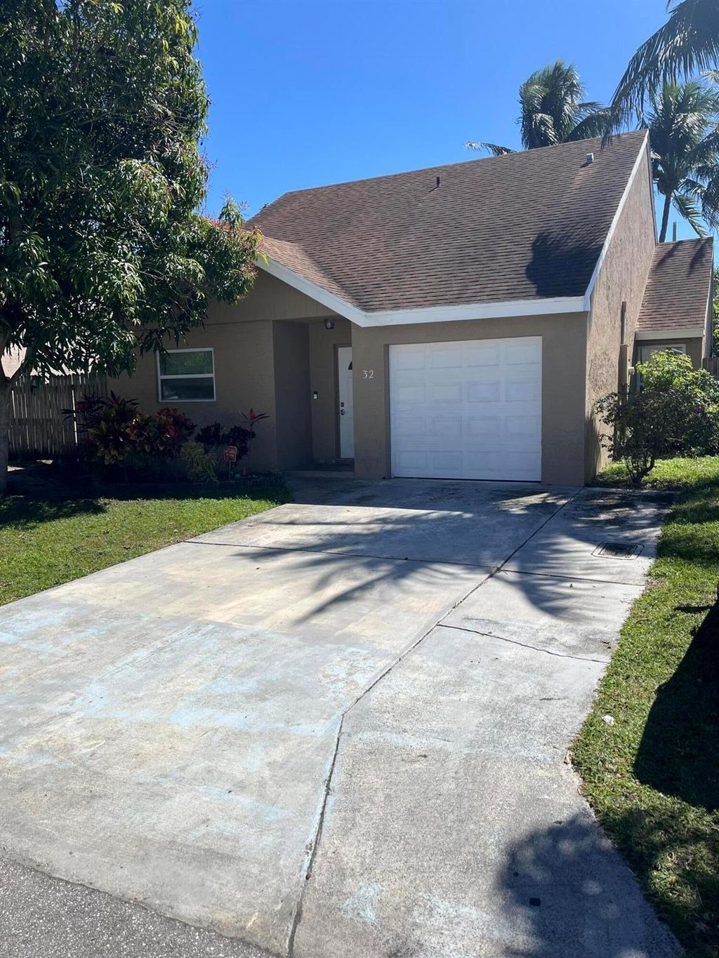 Photo of 32 Peachtree Place, Boynton Beach, FL 33436 (MLS # R11069192)