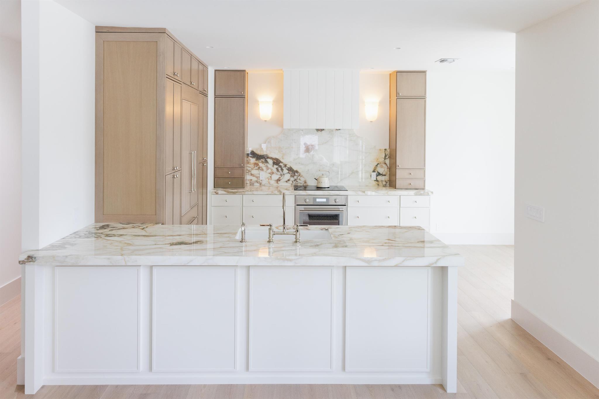 FIRST FAIRWAY COND II - Residential