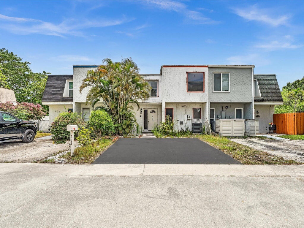 Photo of 264 Sunshine Drive, Coconut Creek, FL 33066 (MLS # B26038642)