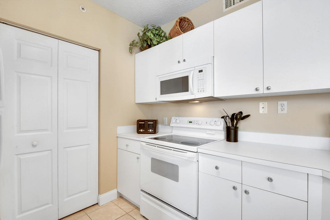 ST ANDREWS AT POLO CLUB CONDO - Residential Lease