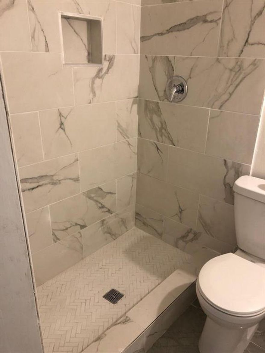 Freshly remodeled 1/1 with new appliances, new paint, new tiles, new air AC