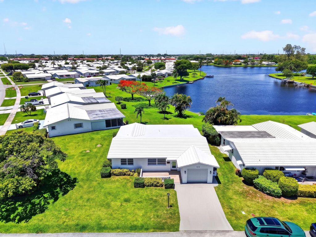 Photo of 1213 SW 20th Avenue, Boynton Beach, FL 33426 (MLS # B26025655)