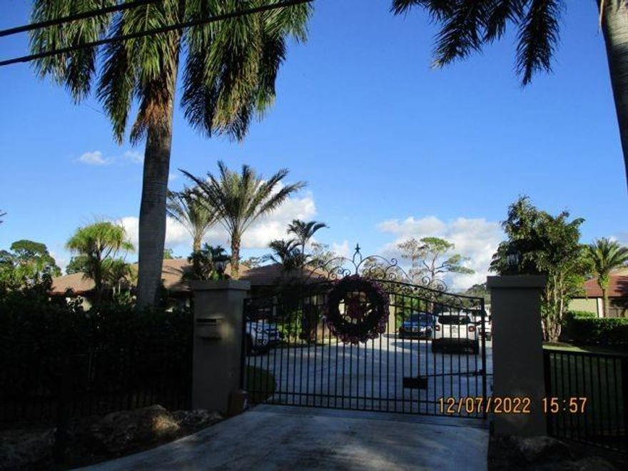 Private 3 Bedroom 1 Bath 1800 Sq/Ft Guest House....Private Entrance....Private Drive...Washer and Dryer....