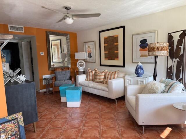 MURRY HILLS APT BLDG COND - Residential