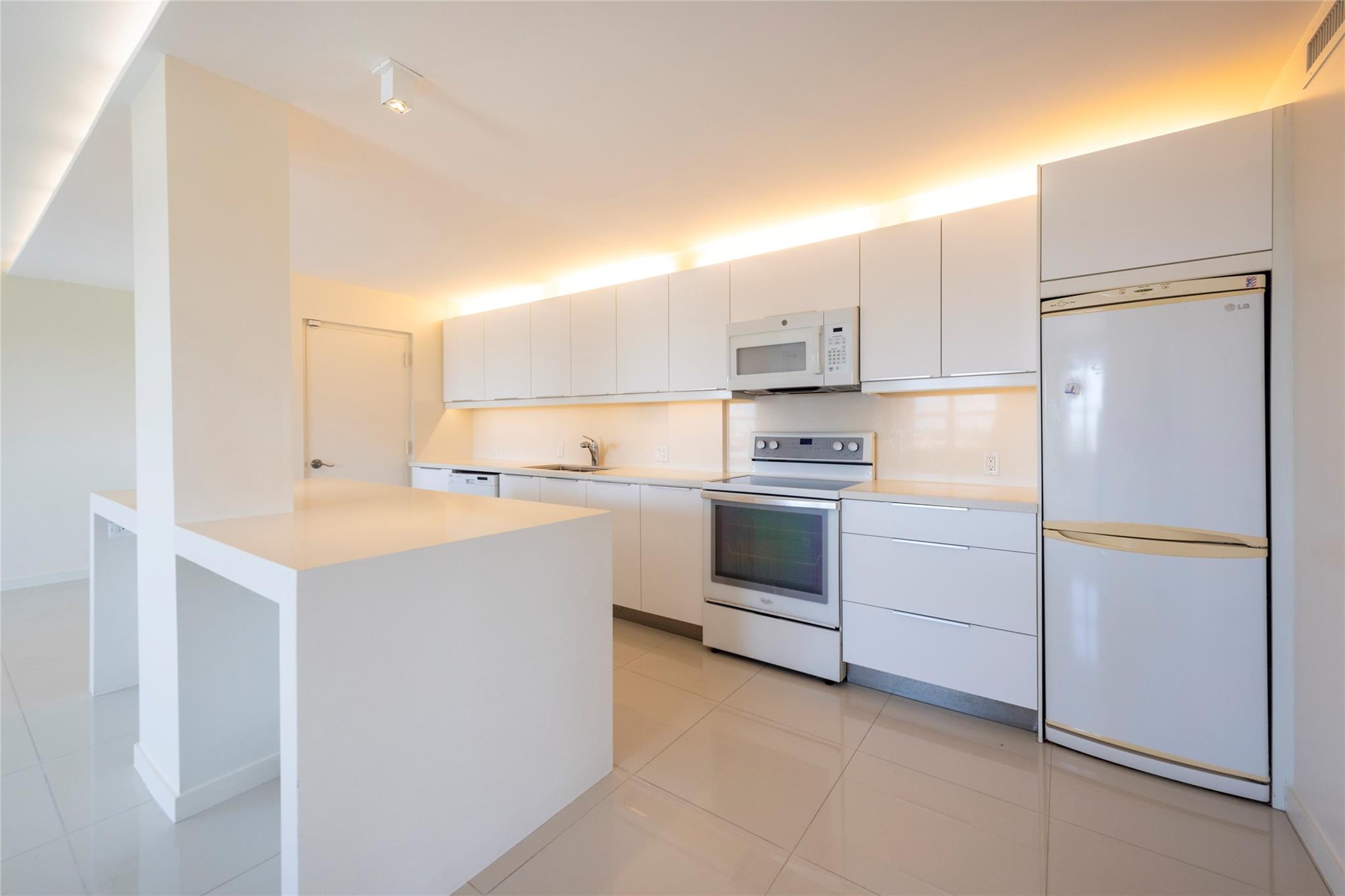 2555 NE 11th St 902