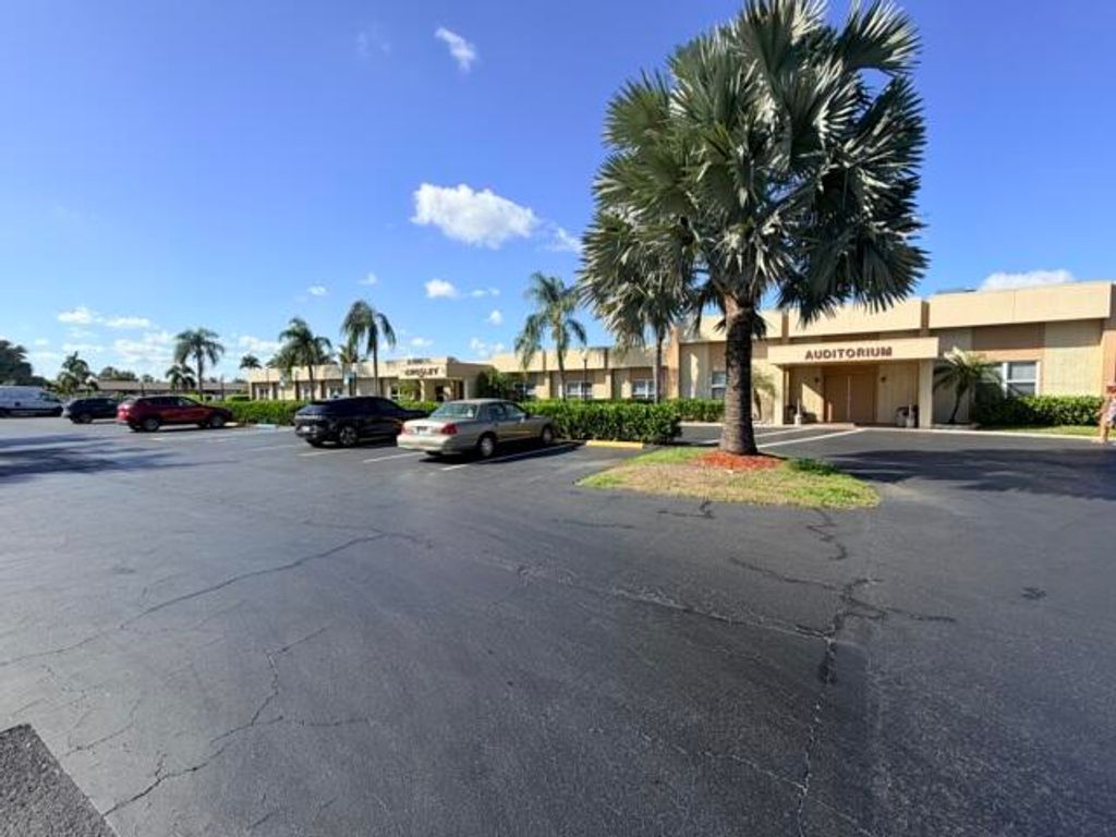 Photo of 2804 E Crosley Drive E #M, West Palm Beach, FL 33415 (MLS # B26001611)