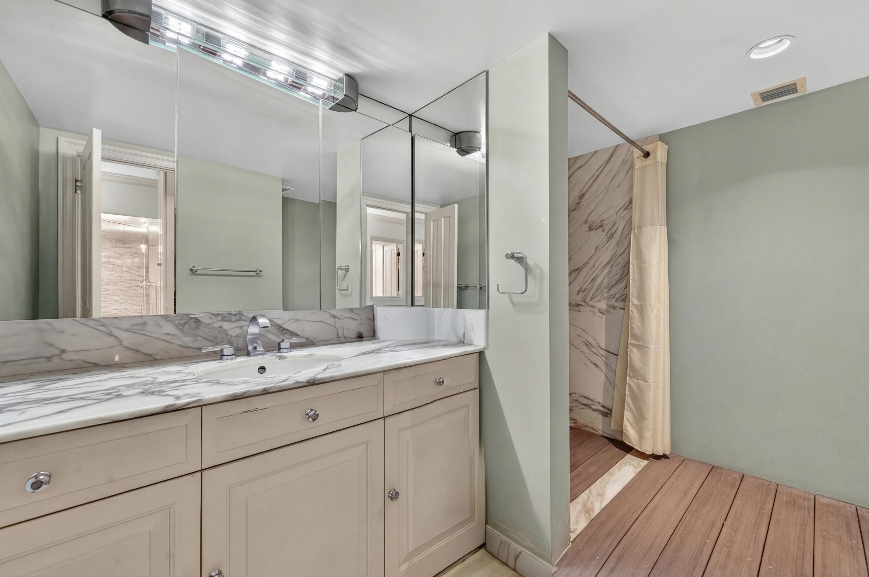 TOWERHOUSE CONDO - Residential