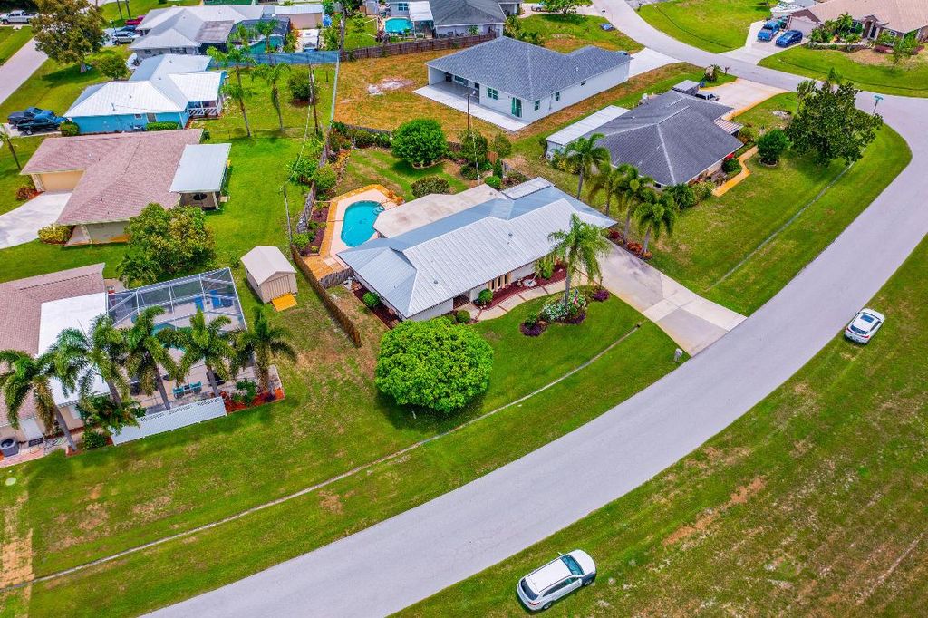 Photo of 1481 SE Cambridge Drive, Port Saint Lucie, FL 34952 (MLS # R10996602)