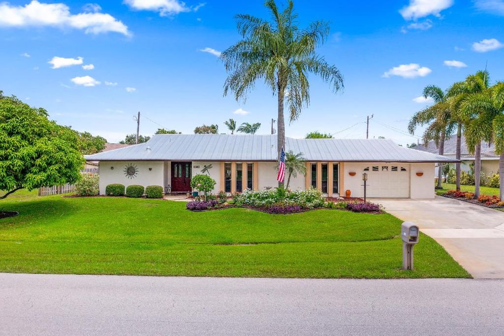 Photo of 1481 SE Cambridge Drive, Port Saint Lucie, FL 34952 (MLS # R10996602)