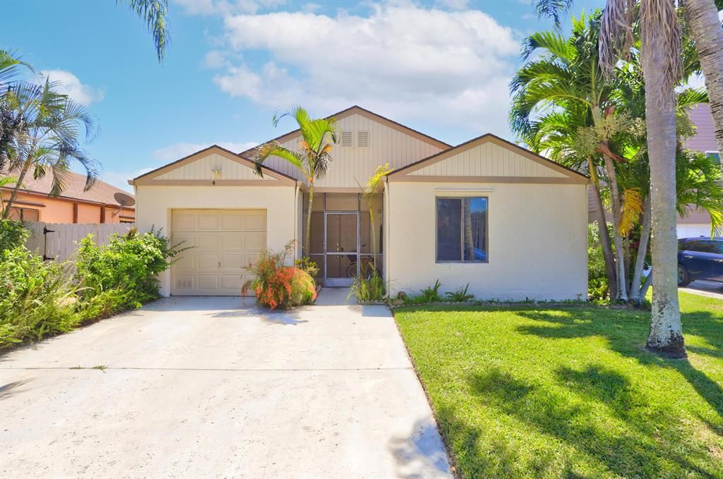 Photo of 4 Caston Way, Boynton Beach, FL 33426 (MLS # R10738664)