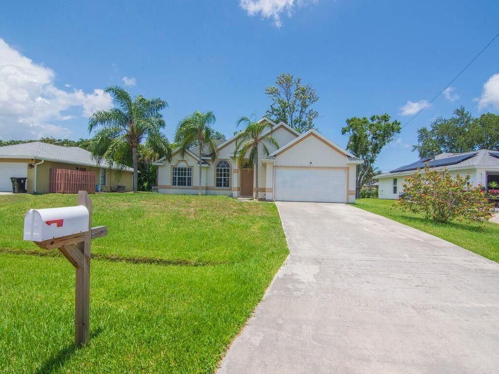 Photo of 751 SE Majestic Terrace, Port Saint Lucie, FL 34953 (MLS # R11099720)